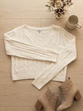 Cream Cable-Knit V-Neck  Cropped Sweater size large Defrost